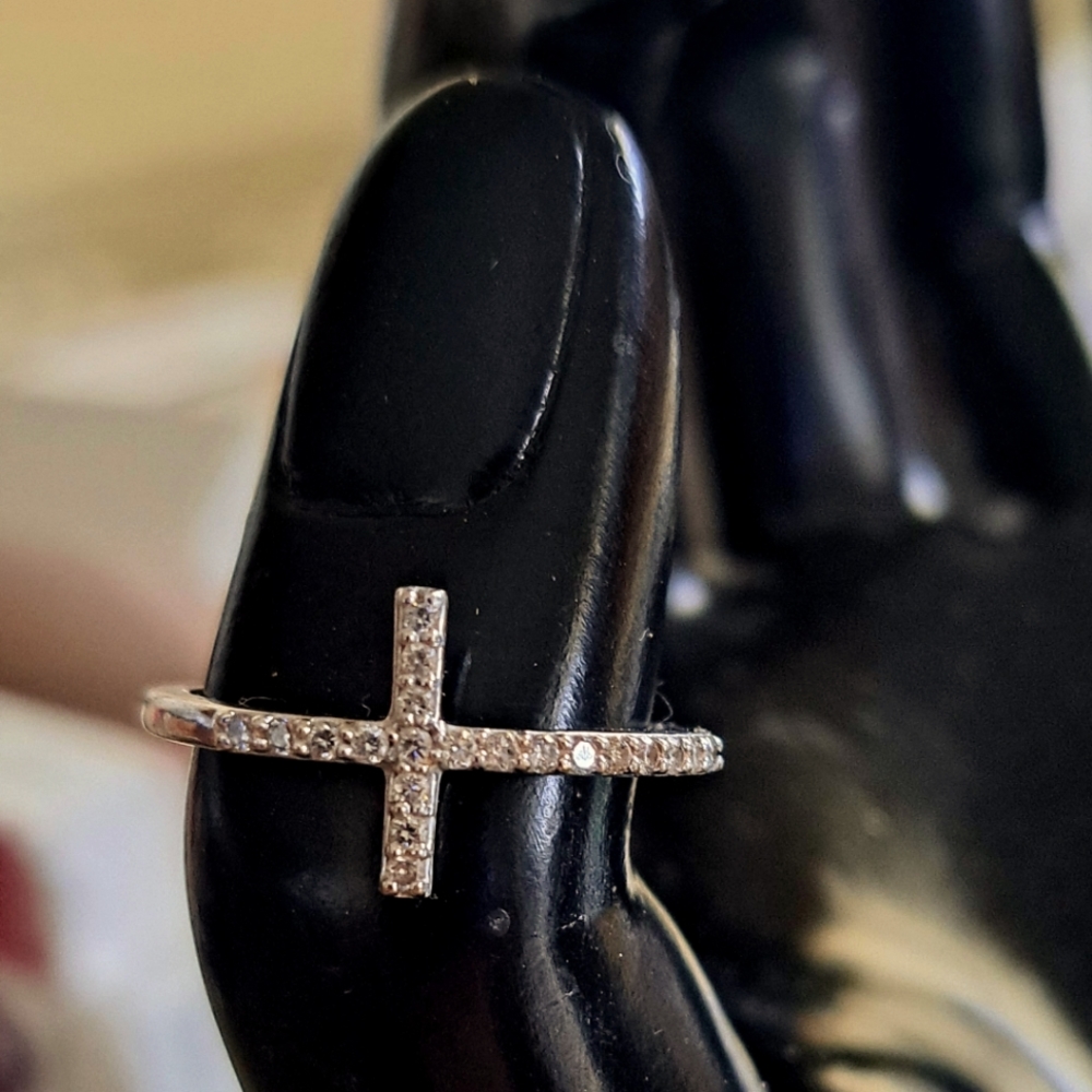 10k White gold Diamond cross ring.